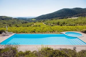 Agriturismo Il Serraglio内部或周边的泳池