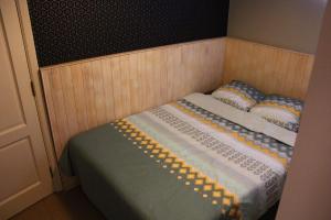 uma pequena cama num pequeno quarto com em Spa Studio em Spa