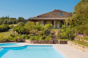 Agriturismo Il Serraglio内部或周边的泳池