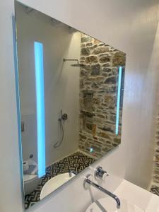 Um banheiro em Thomas Villas on the beach Katapola