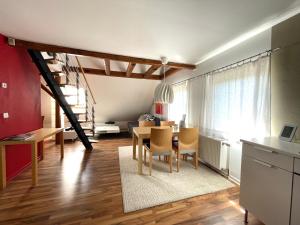 a kitchen and dining room with a table and chairs at Das Nest am Park in Lemgo