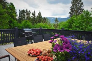 斯克拉斯卡波伦巴Oto Widoki的甲板上带鲜花的木桌