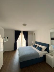 - une chambre avec un grand lit et une fenêtre dans l'établissement Venera Apartments, à Budva