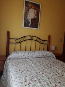 A bed or beds in a room at Casa El Reloj