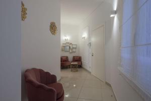 een hal met twee stoelen en een tafel in een kamer bij Clara's Home in Rome