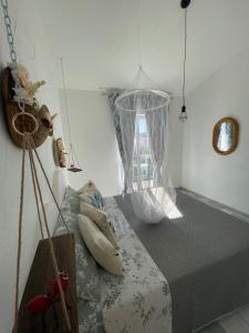 een slaapkamer met een bed en een raam bij Casa Vacanze Profumo di Mare in La Caletta