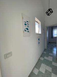 een hal met witte muren en een tegelvloer bij Casa Vacanze Profumo di Mare in La Caletta