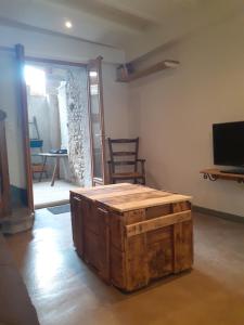 een kamer met een houten kist in het midden van een kamer bij la maison des vendangeurs in Villesequelande
