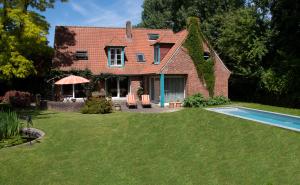 una casa con piscina nel cortile di A la Maison du Héron a Villeneuve d'Ascq