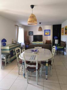 y sala de estar con mesa de comedor y sillas. en VILLA VAI avec piscine, en Vaison-la-Romaine