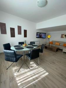 salon ze stołem, krzesłami i kanapą w obiekcie Apartman Varea w mieście Ližnjan