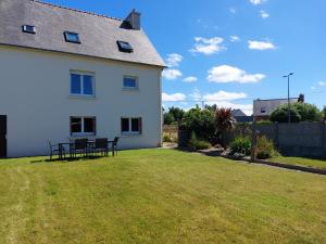 Taman di luar TY ANN maison avec jardin clos de mur, à proximité des commerces et à 3km des plages