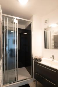 a bathroom with a shower and a sink at gîte le vingtieme in Spa