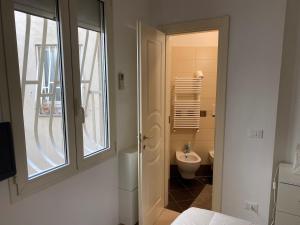 een badkamer met een toilet, een raam en een wastafel bij Clara's Home in Rome