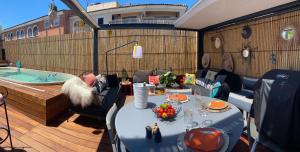 een patio met een tafel en een bad bij Maison luxe Little Bohême, Port Grimaud Saint Tropez in Grimaud