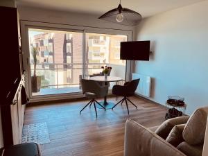 Μια τηλεόραση ή/και κέντρο ψυχαγωγίας στο Studio, vue mer à 150m de la plage