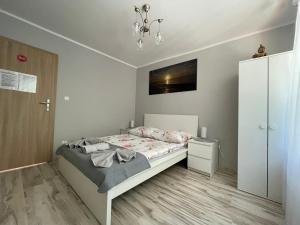 Ένα ή περισσότερα κρεβάτια σε δωμάτιο στο Na Radomskiej