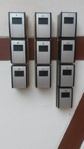 eine Wand mit vier Computersystemen darauf in der Unterkunft Landhotel Gemeindeschänke in Wanfried