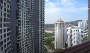 uitzicht op twee hoge gebouwen in een stad bij Arcoris Mont Kiara 1 to 5 pax Designer Netflix Chill Balcony in Kuala Lumpur