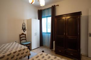 ポンタ・デルガダにあるConforto Citadinoのベッドルーム1室(ベッド1台、ドレッサー、窓付)