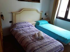 una camera con due letti e asciugamani sul letto di 2 bedrooms appartement with sea view enclosed garden and wifi at Sassari a Sassari