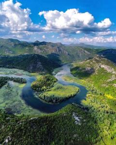 una vista aérea de un río en las montañas en Apartman Jovicevic Pavle en Rijeka Crnojevića