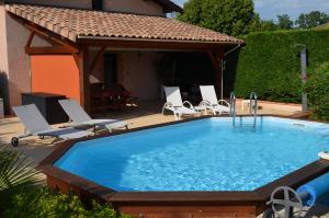 Bazén v ubytovaní Les Terrasses de L'Oliu de L'Oustalet alebo v jeho blízkosti