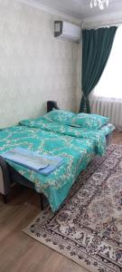 A bed or beds in a room at 1-комнатная квартира