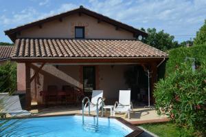 Bazén v ubytovaní Les Terrasses de L'Oliu de L'Oustalet alebo v jeho blízkosti