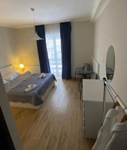um quarto com uma cama grande e piso em madeira em Hotel White Mountains • თეთრი მთები em Mestia