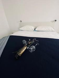 un llavero sentado en la parte superior de una cama en Apartments Marina en Lopar