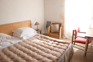 Llit o llits en una habitació de Hôtel Le Sénéchal