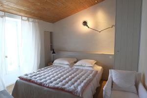 Llit o llits en una habitació de Hôtel Le Sénéchal