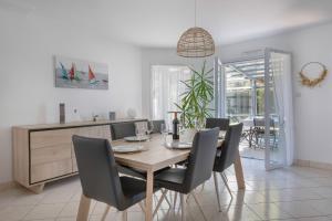 a dining room with a table and chairs at Maison avec piscine ! Pour 8 personnes a Saint-Gildas-de-Rhuys in Saint-Gildas-de-Rhuys