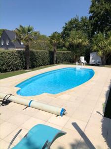 - une piscine avec un tuyau blanc dans la cour dans l'établissement Maison avec piscine ! Pour 8 personnes a Saint-Gildas-de-Rhuys, à Saint-Gildas-de-Rhuys