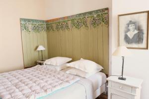 Llit o llits en una habitació de Hôtel Le Sénéchal