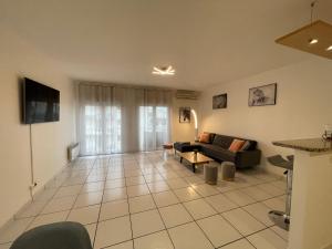 Televízia a/alebo spoločenská miestnosť v ubytovaní Grand appartement 87m2 à 10 mètres de la plage