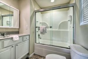 Ένα μπάνιο στο Waterfront Lake Ozark Home with Decks, Fire Pit +31 φωτογραφίες