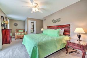 Ένα ή περισσότερα κρεβάτια σε δωμάτιο στο Waterfront Lake Ozark Home with Decks, Fire Pit