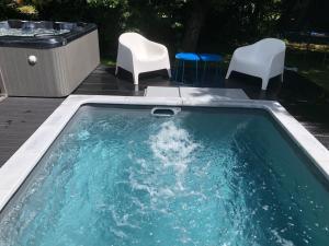 Bazén v ubytování PAUSE NATURE SORBAIS Gite de groupe avec Piscine, Spas, Sauna avec 8 chambres et 8 salles de bain, grande cuisine et grande salle de vie nebo v jeho okolí