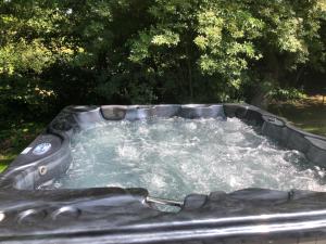 Fotografie z fotogalerie ubytování PAUSE NATURE SORBAIS Gite de groupe avec Piscine, Spas, Sauna avec 8 chambres et 8 salles de bain, grande cuisine et grande salle de vie v destinaci Sorbais