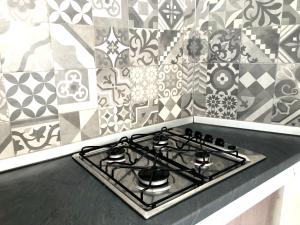 un piano cottura in una cucina con parete piastrellata di Casa Zoe a Città di Lipari