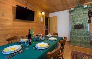 TV a/nebo společenská místnost v ubytování Holiday home in Kupa - Gorski Kotar 31182