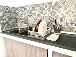 encimera de cocina con fregadero y tendedero de platos en Casa Zoe, en Lipari