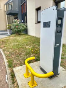 une pompe à gaz avec un tuyau jaune à côté de celle-ci; dans l'établissement Hotel L'Ortega Rennes Aéroport, à Saint-Jacques-de-la-Lande