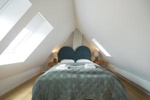 コペンハーゲンにあるCarolinas Apartment - RAP 5のベッドルーム(ベッド付)1室(屋根裏部屋)