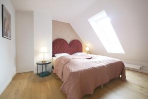 a bedroom with a large bed with a red headboard at Carolinas Apartment - RAP 5 in Copenhagen