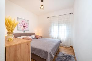 Posteľ alebo postele v izbe v ubytovaní Apartman MISS Pridraga + 17 fotografií