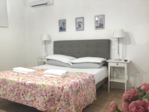 1 dormitorio con 1 cama con mesa y 2 lámparas en Villaggio Imbesi, en Villa San Giovanni