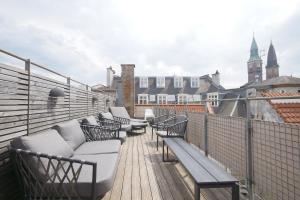 a row of benches sitting on top of a balcony at Copenhagen Management RA5 in Copenhagen